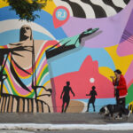 Mural "Brasil em São Paulo", criado pelo artista Lobo Pop Art na esquina da Rua Augusta com a Rua Luís Coelho, próximo à Avenida Paulista, em São Paulo. A obra reúne referências culturais e arquitetônicas de diversos estados brasileiros